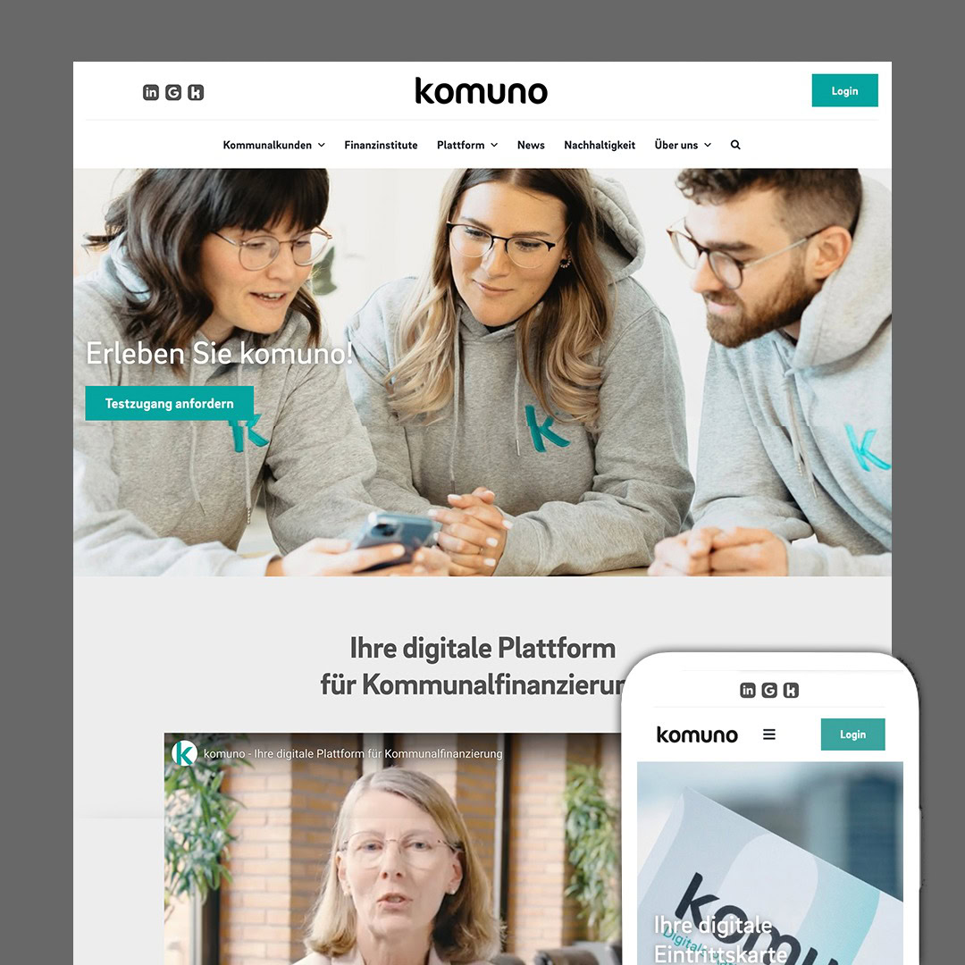 Screenshot der komuno Website mit drei Personen in grauen Kapuzenpullovern, die auf einen Laptop schauen, Menüs zur Seitennavigation und Abschnitte, die digitale kommunale Finanzierungsdienste wie Myo in Balance bewerben. Auf der rechten Seite ist eine Vorschau der mobilen Website zu sehen.