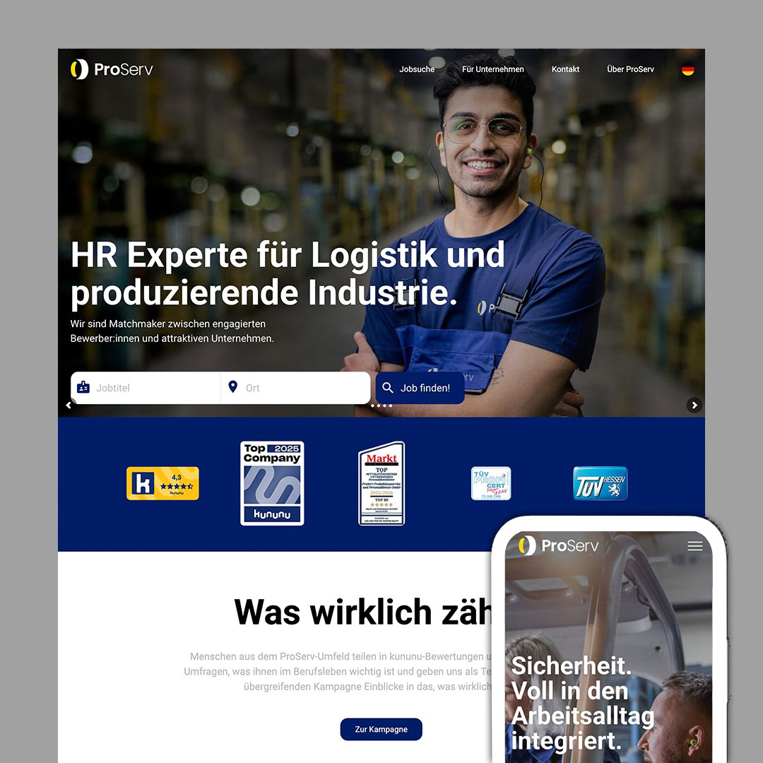 Ein lächelnder Mann in blauer Arbeitskleidung steht mit verschränkten Armen in einer industriellen Umgebung und spiegelt das Gleichgewicht wider, das im Mittelpunkt von Myo in Balance steht. Der Header der Website enthält das ProServ-Logo, das Navigationsmenü, den deutschen Text "HR-Kompetenz", die Job-Suchleiste und eine Vorschau für die mobile Ansicht.