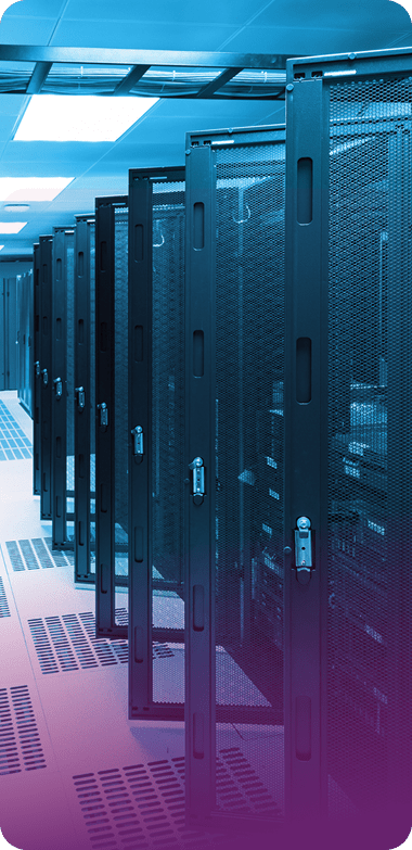 Reihen schwarzer Server-Racks in einem modernen, hell beleuchteten Rechenzentrum mit einem kühlen blau-lila Farbverlauf - ideal für zuverlässiges Domain-Management und sichere Hosting-Lösungen.