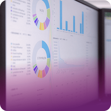 Ein Computerbildschirm mit bunten Diagrammen und Grafiken, einschließlich Torten- und Balkendiagrammen, mit unscharfem Text und Zahlen, die auf Datenanalyse oder Geschäftsanalyse hindeuten.