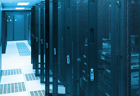 Eine Reihe schwarzer Serverschränke mit Gittertüren in einem hell erleuchteten, modernen Rechenzentrum, vom Gang zwischen den Racks aus gesehen. Das Bild hat einen Blaustich.