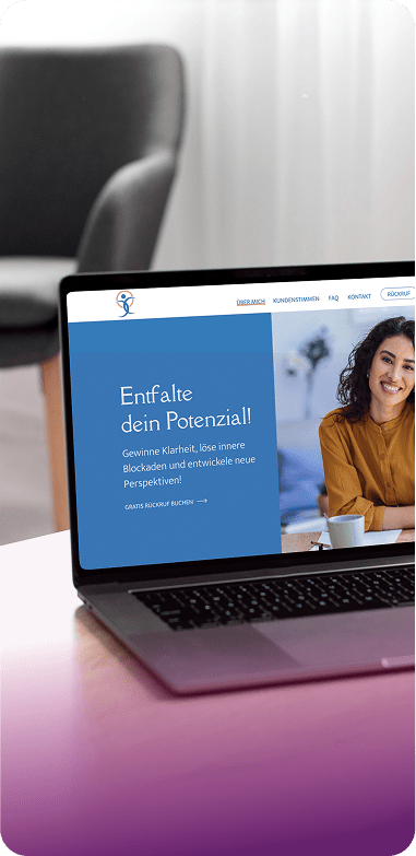 Ein Laptop auf einem Tisch zeigt eine Website in deutscher Sprache mit der Überschrift Entfalte dein Potenzial! und dem Bild einer lächelnden Frau. Im Hintergrund ist ein dunkler Stuhl zu sehen.