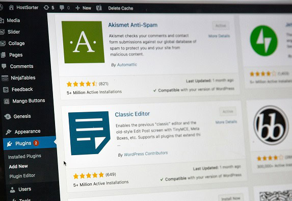 Ein Computerbildschirm zeigt die WordPress-Plugin-Seite mit Plugins wie Akismet Anti-Spam und Classic Editor, Plugin-Bewertungen, aktiven Installationen und einer Seitenleiste mit Navigationslinks an.