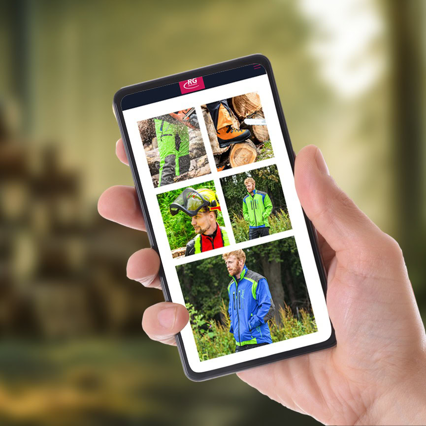 Eine Hand hält ein Smartphone, auf dem ein Raster aus sechs Bildern von Outdoor-Bekleidung angezeigt wird, darunter Jacken und ein Mann in RG-Arbeitsschutzkleidung, vor einem unscharfen natürlichen Hintergrund.