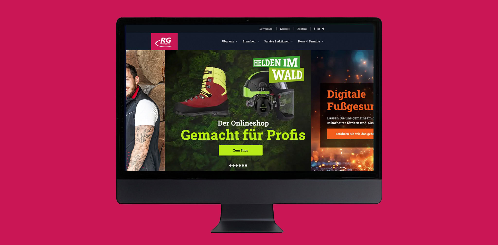 Auf einem Computermonitor ist die Homepage eines deutschen Online-Shops zu sehen, auf der die RG-Arbeitsschutz-Ausrüstung mit grünen Stiefeln und einem Helm abgebildet ist und auf der in Fettschrift "Gemacht für Profis" steht. Der Hintergrund ist leuchtend rosa.