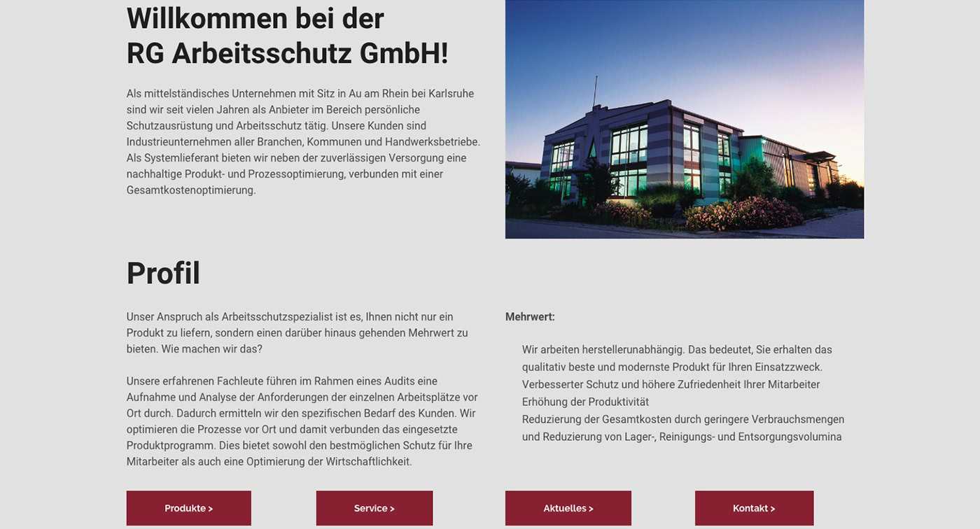 Ein modernes Bürogebäude mit großen Fenstern ist von Grünflächen unter einem blauen Himmel umgeben. Der Text auf der angrenzenden Webseite heißt die Besucher bei RG Arbeitsschutz willkommen und hebt die Dienstleistungen und Kernwerte des Unternehmens hervor.