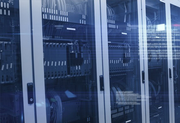 Reihen von Serverschränken mit Kabeln und Netzwerkausrüstung in einem Rechenzentrum, beleuchtet von blauem Licht, vermitteln ein digitales Hightech-Umfeld, das ideal für die Registrierung von Domains und Hosting-Dienste ist.