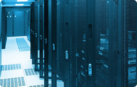 Eine Reihe sicherer, schwarzer Serverschränke in einem Rechenzentrum, das für das Domain-Hosting unerlässlich ist, mit verschlossenen Gittertüren und einer sauberen, hell beleuchteten Umgebung. Das Bild hat einen Blaustichfilter.