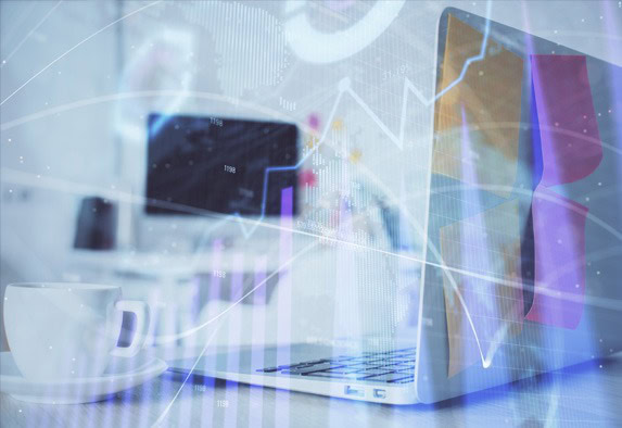 Ein Laptop mit Haftnotizen auf dem Bildschirm steht auf einem Schreibtisch neben einer Kaffeetasse. Diagramme und Finanztabellen sind digital überlagert und symbolisieren Datenanalyse, Geschäft oder Büroarbeit.