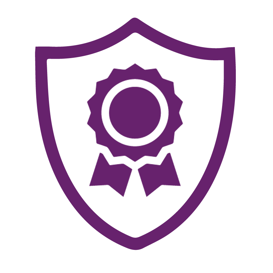 Ein lilafarbener Schildumriss mit einem Bandrosetten-Symbol in der Mitte, das eine Leistung, eine Auszeichnung, eine grundlegende Leistung oder eine Zertifizierung symbolisiert, auf einem hellgrauen Hintergrund.