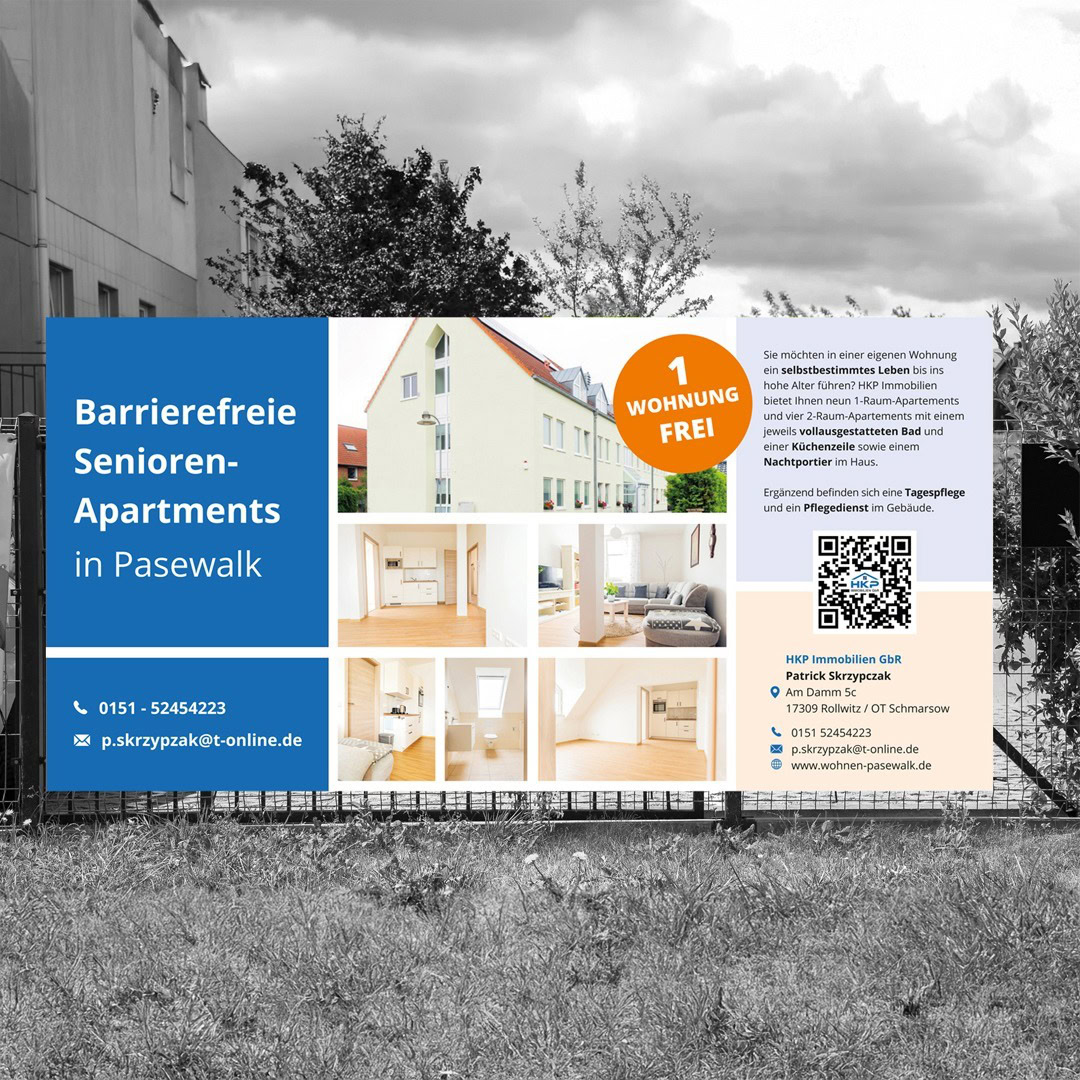 Eine große Außenwerbung für barrierefreie Seniorenwohnungen in Pasewalk. Das Schild, das für den Tag der Informatik aufgestellt wurde, enthält Gebäude- und Innenfotos, Kontaktdaten, einen QR-Code und einen Hinweis auf eine freie Wohnung.