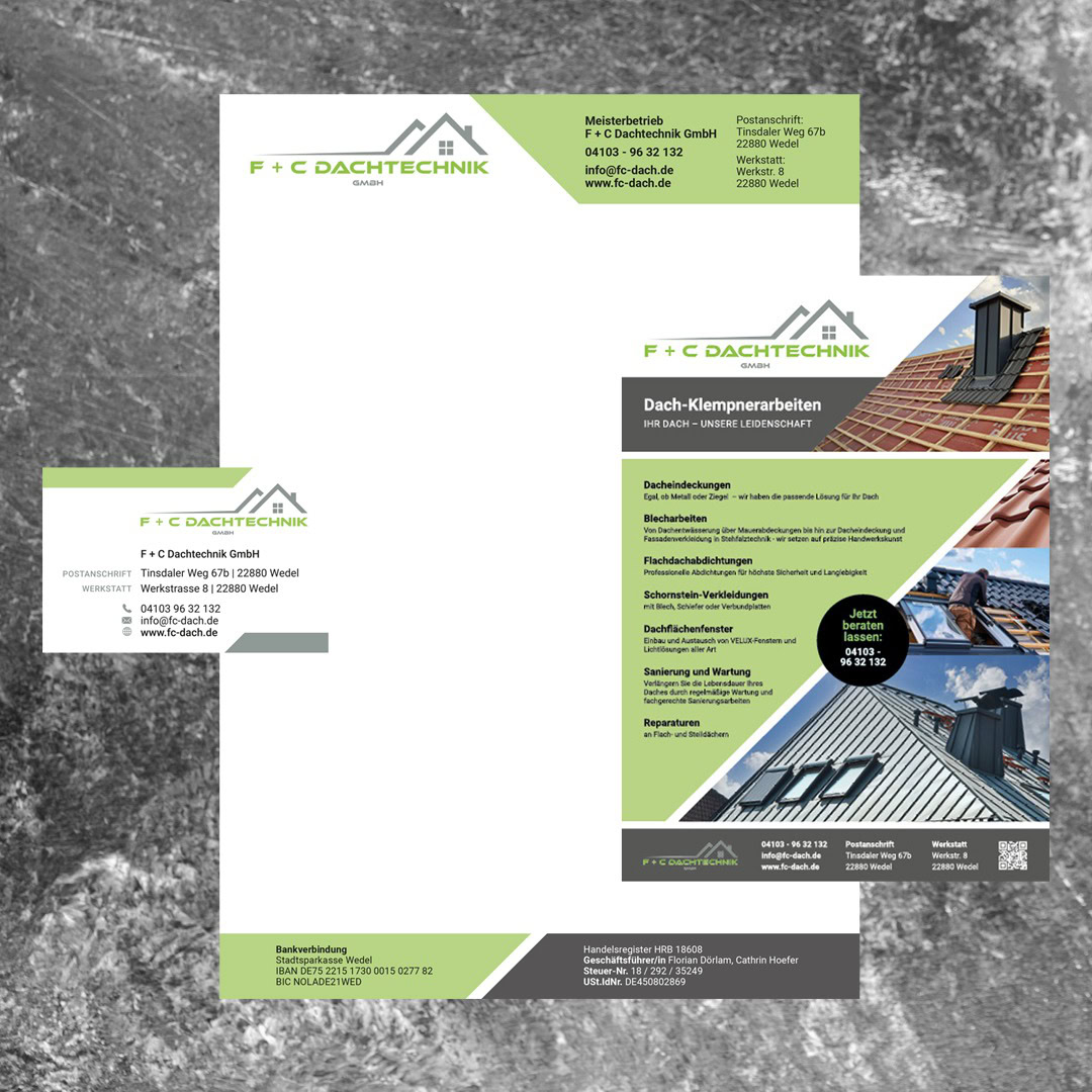 Ein Satz Briefpapier der Marke F+C Dachtechnik, einschließlich Briefkopf, Visitenkarte und Flyer, zeigt grüne und graue Akzente, Bilder von Dächern und Kontaktdaten des Unternehmens auf einem marmornen Hintergrund für eine kohärente F+C Identität.