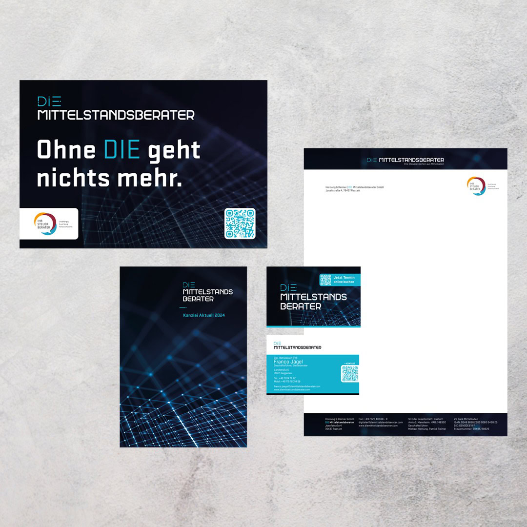 Ein Set von Business-Branding-Materialien mit dem Titel DIE MITTELSTANDSBERATER, das ein dunkelblaues, technisches Design für die Mittelstand Unternehmensberatung, einen QR-Code und einen deutschen Text auf einem strukturierten hellgrauen Hintergrund enthält.