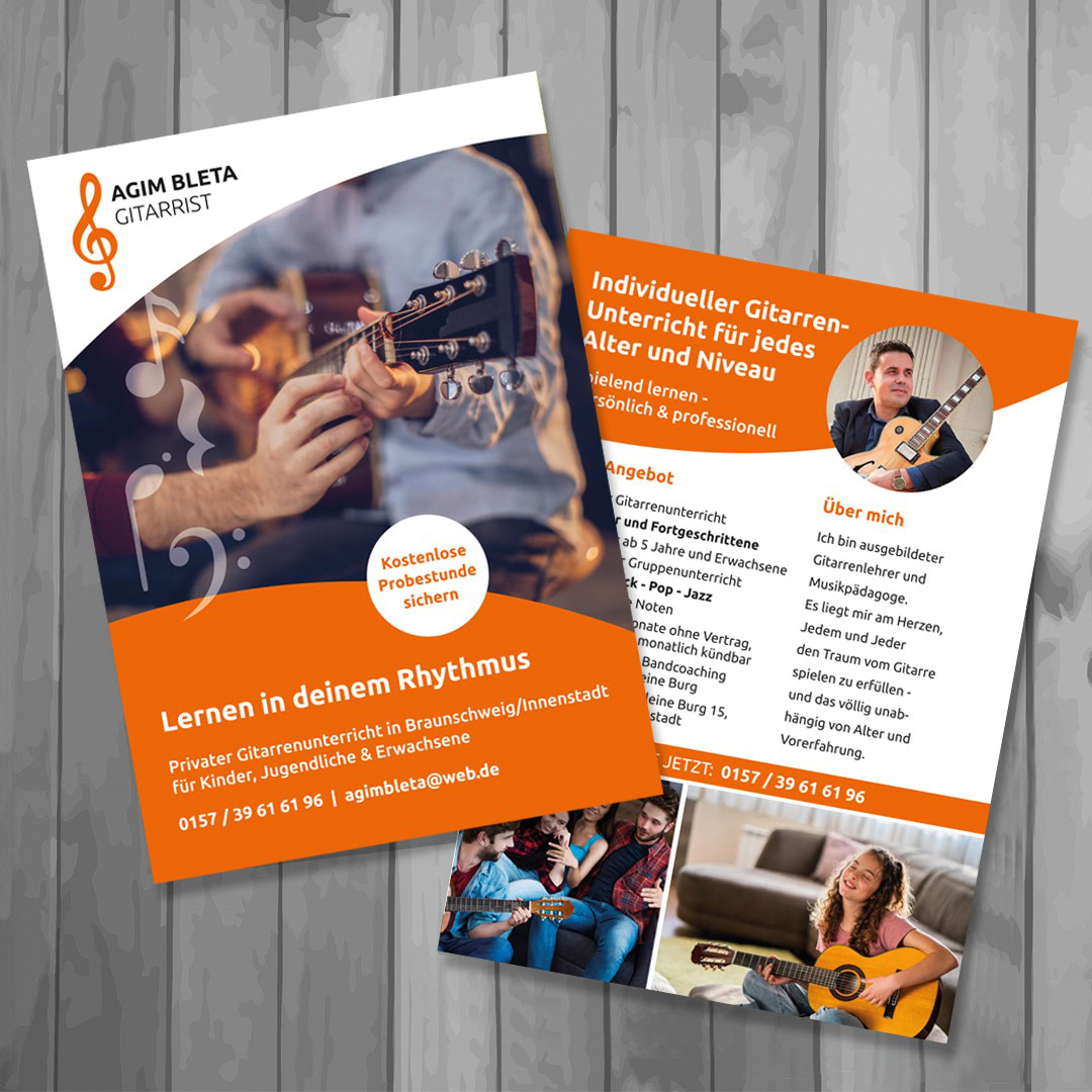 Zwei Flyer für einen Gitarrenlehrer mit Fotos von gitarrespielenden Menschen, Kontaktinformationen und Kursdetails. Das orange-weiße Design mit Musiknoten enthält deutschen Text und hebt ein Sonderangebot für den Tag der Informatik hervor.