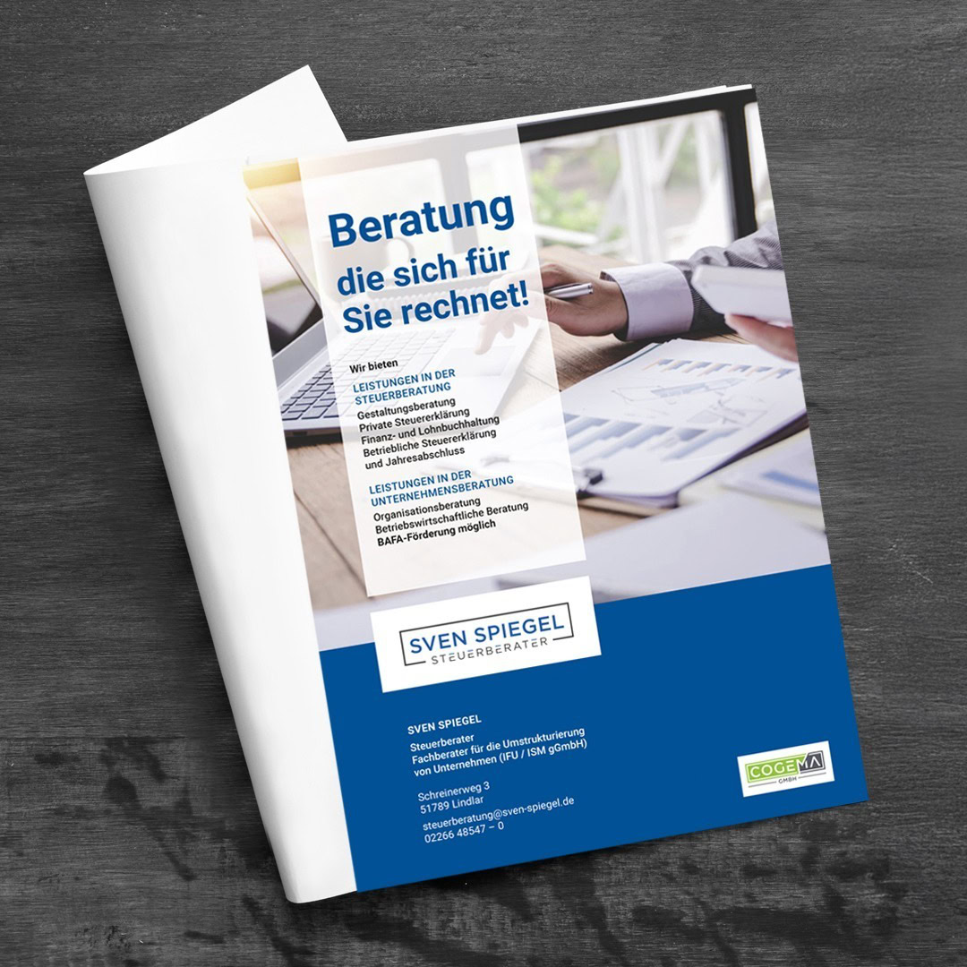 Eine Zeitschrift auf einem Tisch, aufgeschlagen mit einer Anzeige für eine Steuerberatungsfirma, die auf dem Tag der Informatik vorgestellt wird. Die Anzeige zeigt eine Person, die auf einem Klemmbrett mit Finanzunterlagen und einem Taschenrechner schreibt. Der deutsche Text lautet: Beratung die sich für Sie rechnet!.