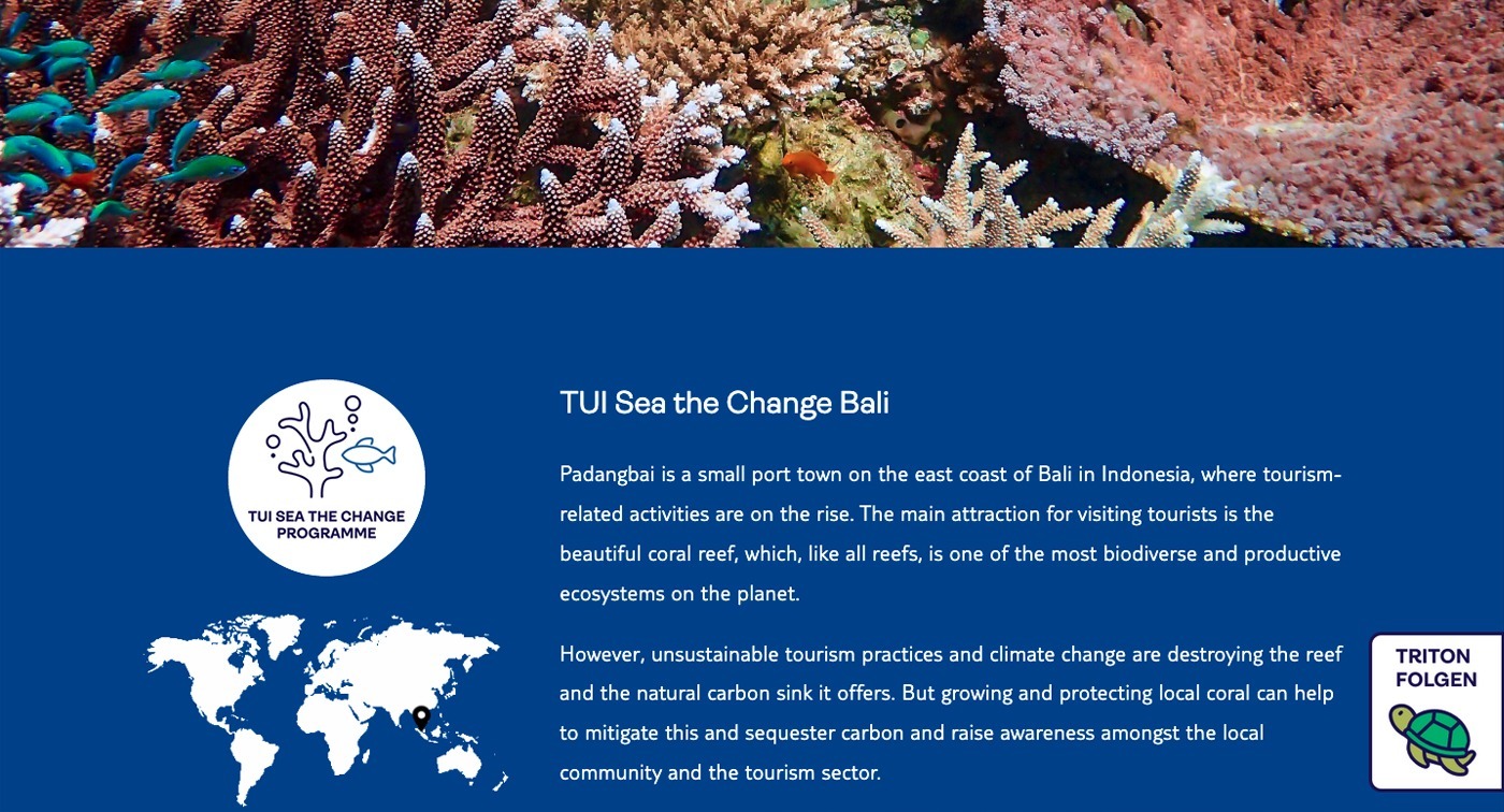 Ein Ausschnitt eines Korallenriffs auf Bali mit bunten Korallen und Fischen, daneben ein Text über das Programm Sea the Change der TUI Care Foundation zum Schutz der Riffe, sowie Symbole einer Weltkugel und das Logo des Programms.