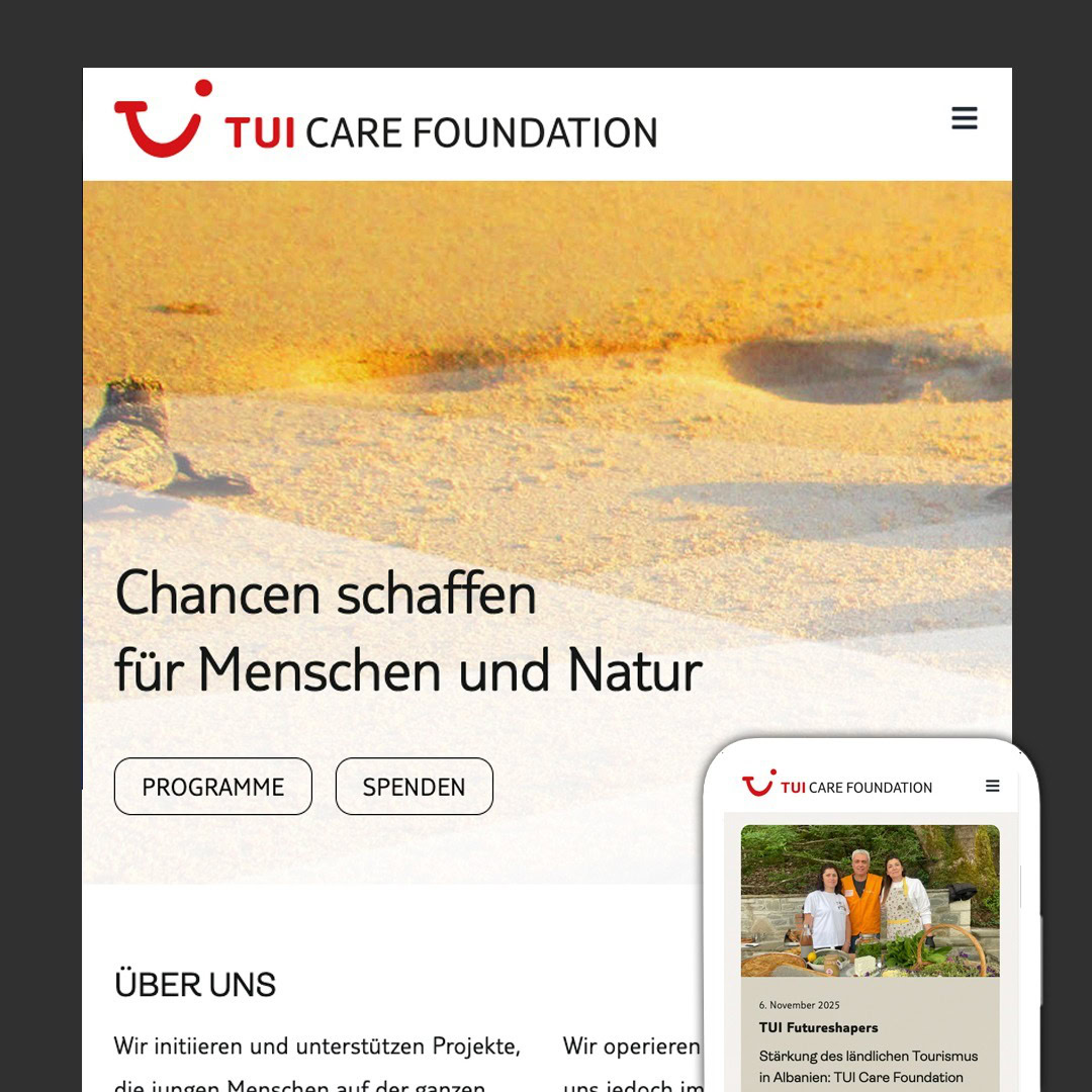 Screenshot der Homepage der TUI Care Foundation mit sandfarbenem Hintergrund, dem Logo der TUI Care Foundation, dem Navigationsmenü und den Schaltflächen "Programm" und "Spenden", daneben eine kleinere mobile Version der Seite.