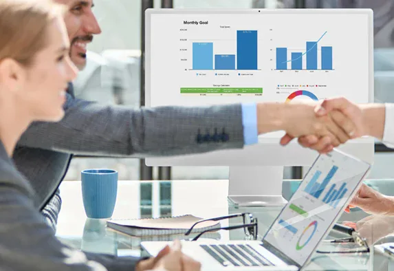 Zwei Personen in Geschäftskleidung schütteln sich die Hände an einem Schreibtisch mit Laptops und Diagrammen. Auf einem Bildschirm im Hintergrund sind Balken- und Tortendiagramme mit der Aufschrift „Monatsziel“ zu sehen, die ein erfolgreiches Meeting in einer SEO-Agentur in Rastatt widerspiegeln. Zwei Personen in Geschäftskleidung schütteln sich die Hände an einem Schreibtisch mit Laptops und Diagrammen. Auf einem Bildschirm im Hintergrund sind Balken- und Tortendiagramme mit der Aufschrift "Monatsziel" zu sehen, die ein erfolgreiches Meeting in einer SEO-Agentur in Rastatt widerspiegeln.