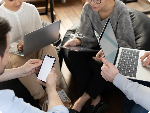 Vier Personen arbeiten in einem legeren Arbeitsbereich mit Holzboden zusammen – zwei mit Laptops, einer mit einem Telefon und einer mit Notizen. Die Szene fängt die kreative Energie eines Teams der SEO-Agentur Rastatt ein, wobei die Gesichter nur teilweise sichtbar sind oder aus dem Rahmen fallen. Vier Personen arbeiten in einem legeren Arbeitsbereich mit Holzboden zusammen - zwei mit Laptops, einer mit einem Telefon und einer mit Notizen. Die Szene fängt die kreative Energie eines Teams der SEO-Agentur Rastatt ein, wobei die Gesichter nur teilweise sichtbar sind oder aus dem Rahmen fallen.