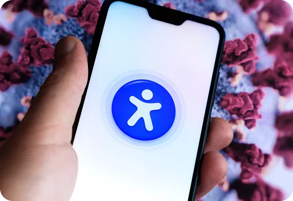 Eine Person hält ein Smartphone in der Hand, auf dem ein blaues Symbol einer Kontaktverfolgungs-App zu sehen ist, mit einem unscharfen Bild des Coronavirus im Hintergrund – ein idealer visueller Inhalt für eine SEO-Agentur in Rastatt, die sich auf digitale Gesundheitslösungen konzentriert. Eine Person hält ein Smartphone in der Hand, auf dem ein blaues Symbol einer Kontaktverfolgungs-App zu sehen ist, mit einem unscharfen Bild des Coronavirus im Hintergrund - ein idealer visueller Inhalt für eine SEO-Agentur in Rastatt, die sich auf digitale Gesundheitslösungen konzentriert.