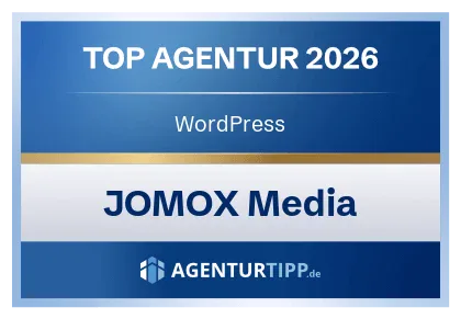 Eine blau-weiße Plakette mit der Aufschrift Top Agentur 2026, WordPress, JOMOX Media und dem AGENTURTIPP.de-Logo am unteren Rand.