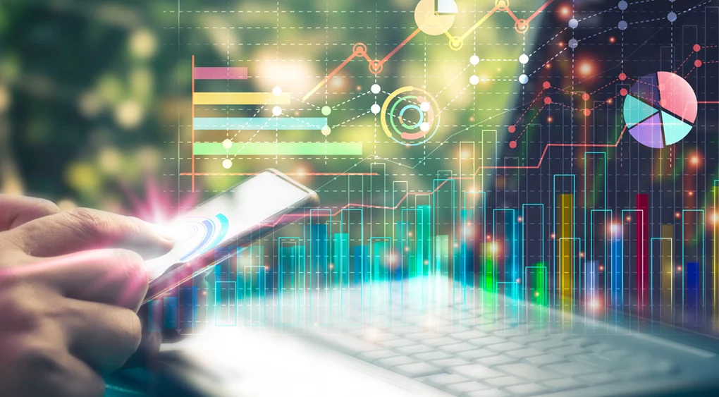 Eine Person benutzt ein Smartphone vor einem Laptop, auf dem bunte digitale Grafiken und Diagramme eingeblendet sind, die moderne Strategie in den Bereichen Geschäftsanalyse, Finanzen oder Technologie darstellen - ideal zur Veranschaulichung von WordPress SEO oder Serponado-Lösungen.