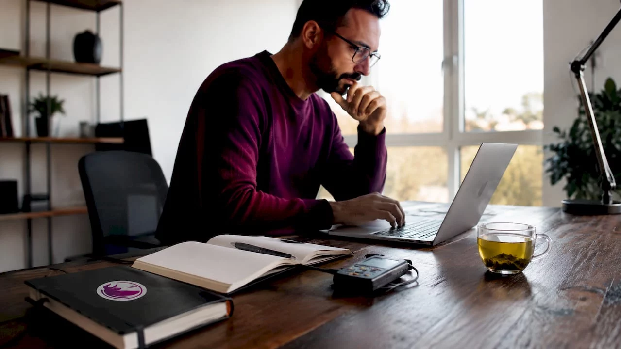 Ein Webentwickler überprüft die Performance einer WordPress-Website bequem vom Homeoffice aus.