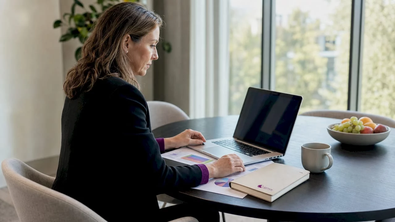Am Schreibtisch analysiert die Marketing-Managerin die Conversion-Rate.
