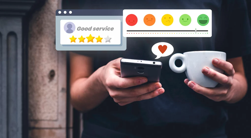 Eine Person, die ein Smartphone und eine Tasse in der Hand hält, mit illustrierten Bewertungssymbolen, die Sternebewertungen und Emoji-Feedback zeigen, was auf eine Online-Bewertung des Kundenservices auf einer Social-Proof-Website hindeutet.