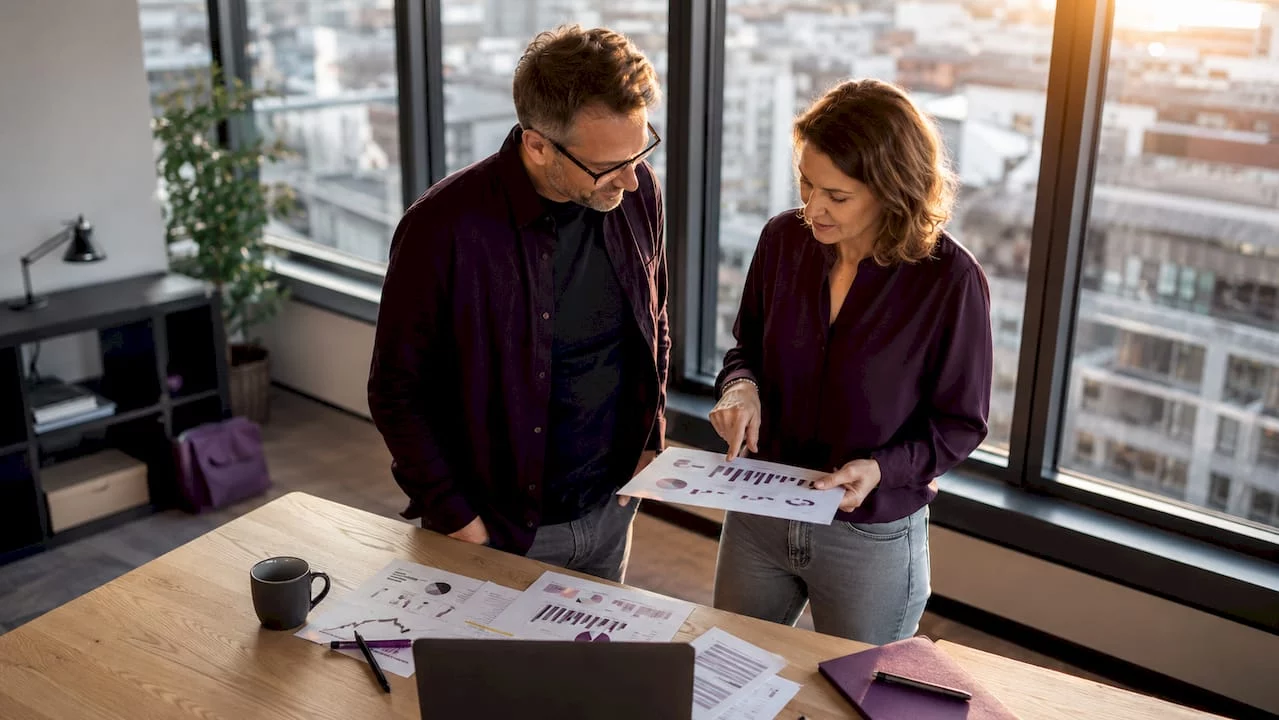 Geschäftspartner tauschen sich über verschiedene Möglichkeiten für Hosting-Dienste aus.