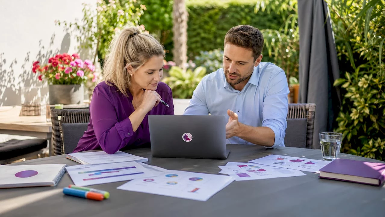 Am Stehtisch tauschen sich SEO-Fachleute über effektive Strategien aus.